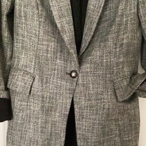 WHBM Sz 2 fully lined casual- fit blazer; mid weight black/white.